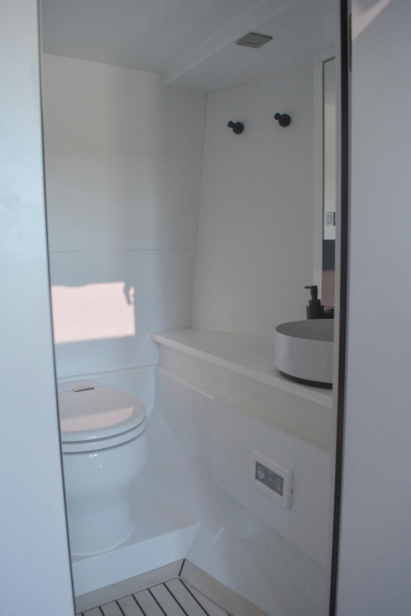 Interior VanDutch 32 image 12