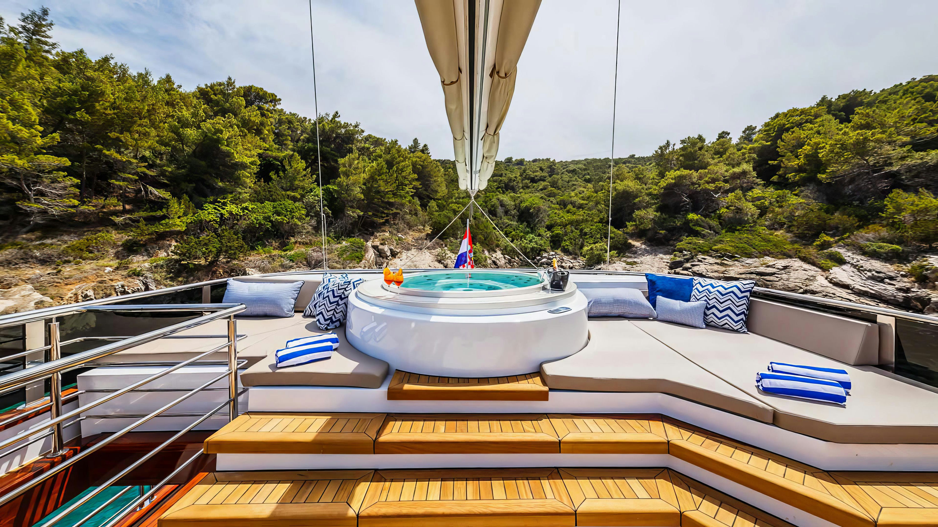 24 clase azul yacht charter sundeck jacuzzi topaz enhance 2.4x