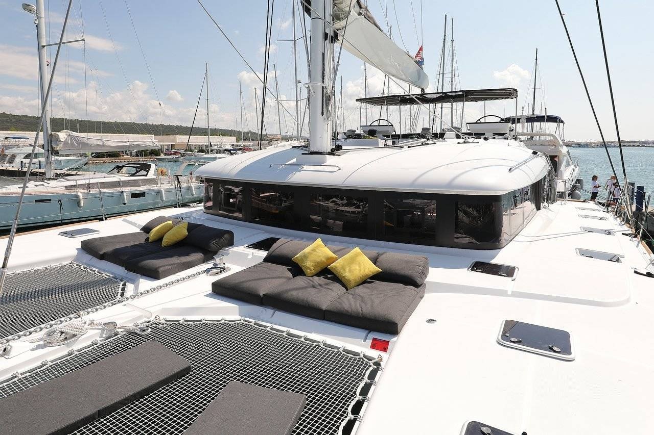 Lagoon 620 sundeck 3