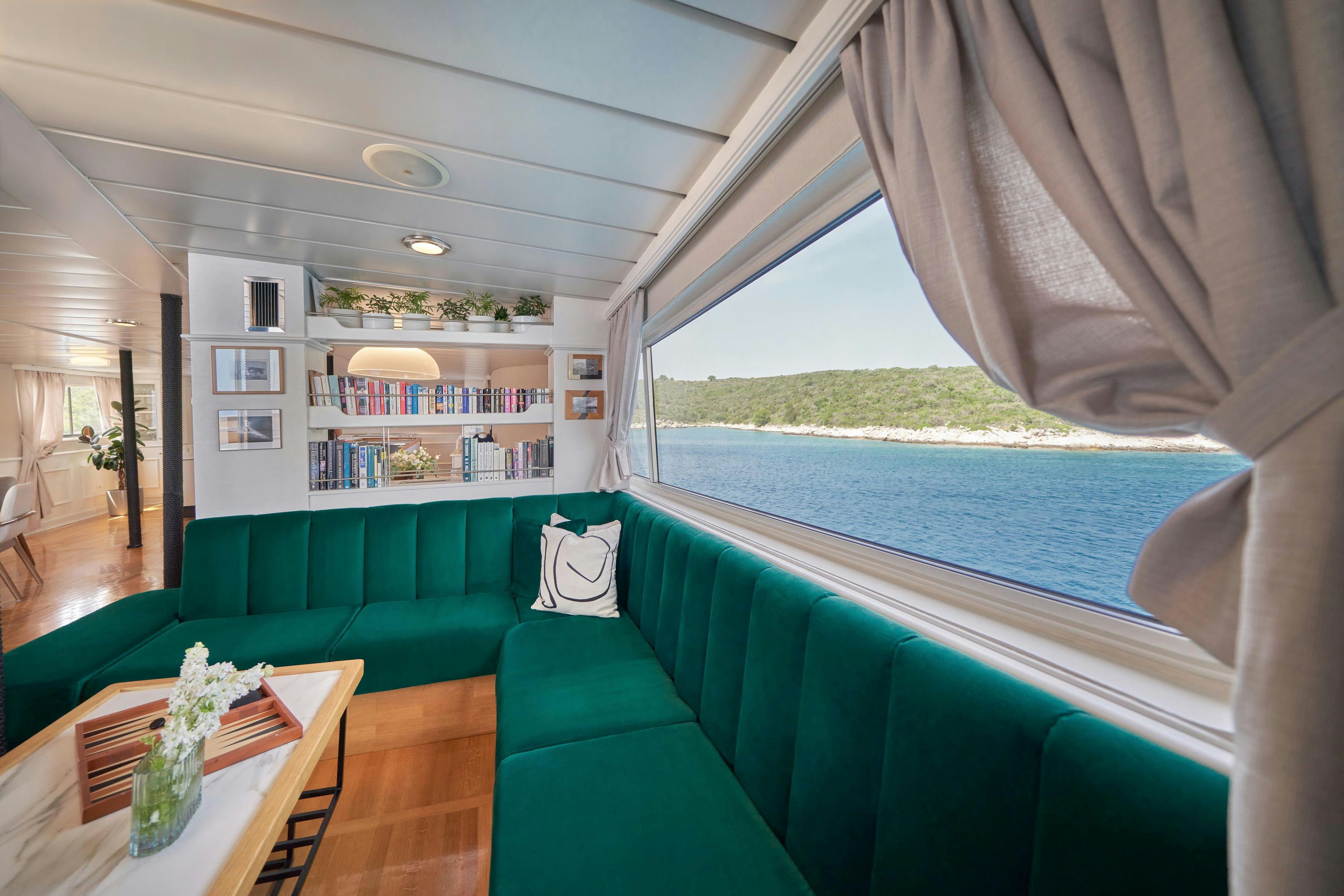 Interior LA PERLA image 29