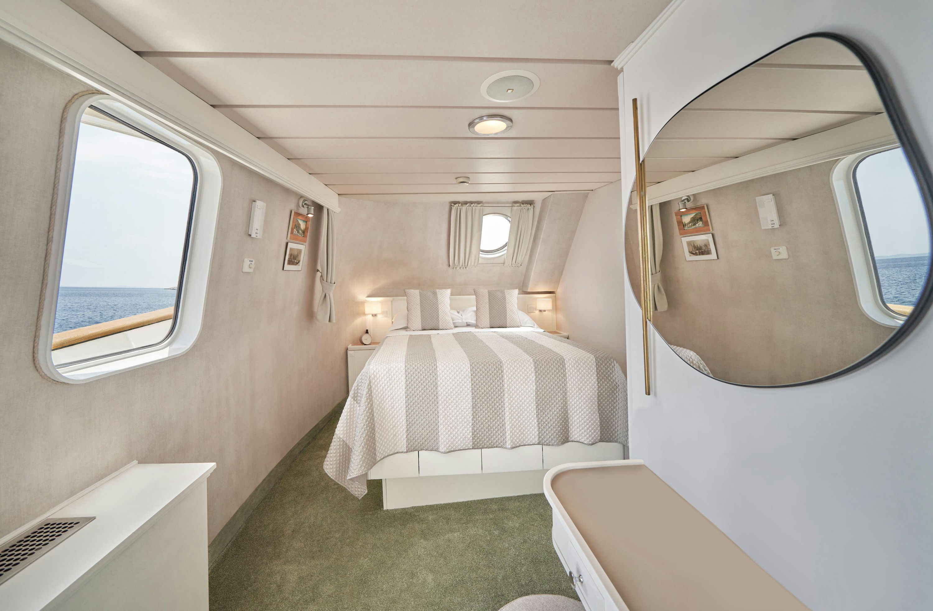 Interior LA PERLA image 27