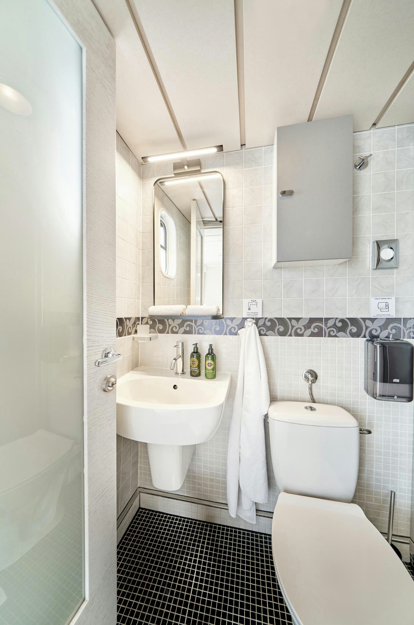 Interior LA PERLA image 22