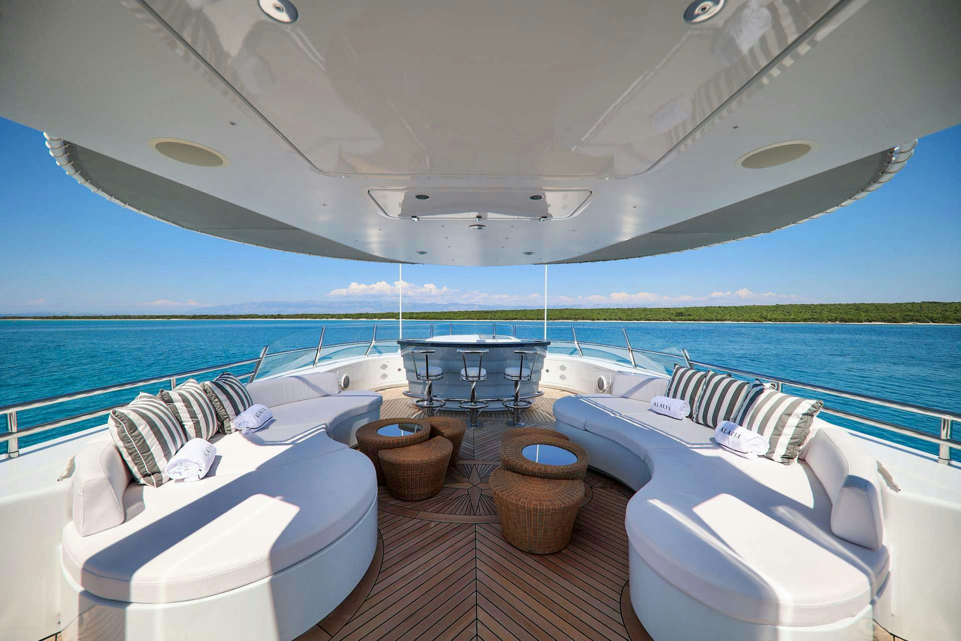 Yacht charter ALALYA flybridge2