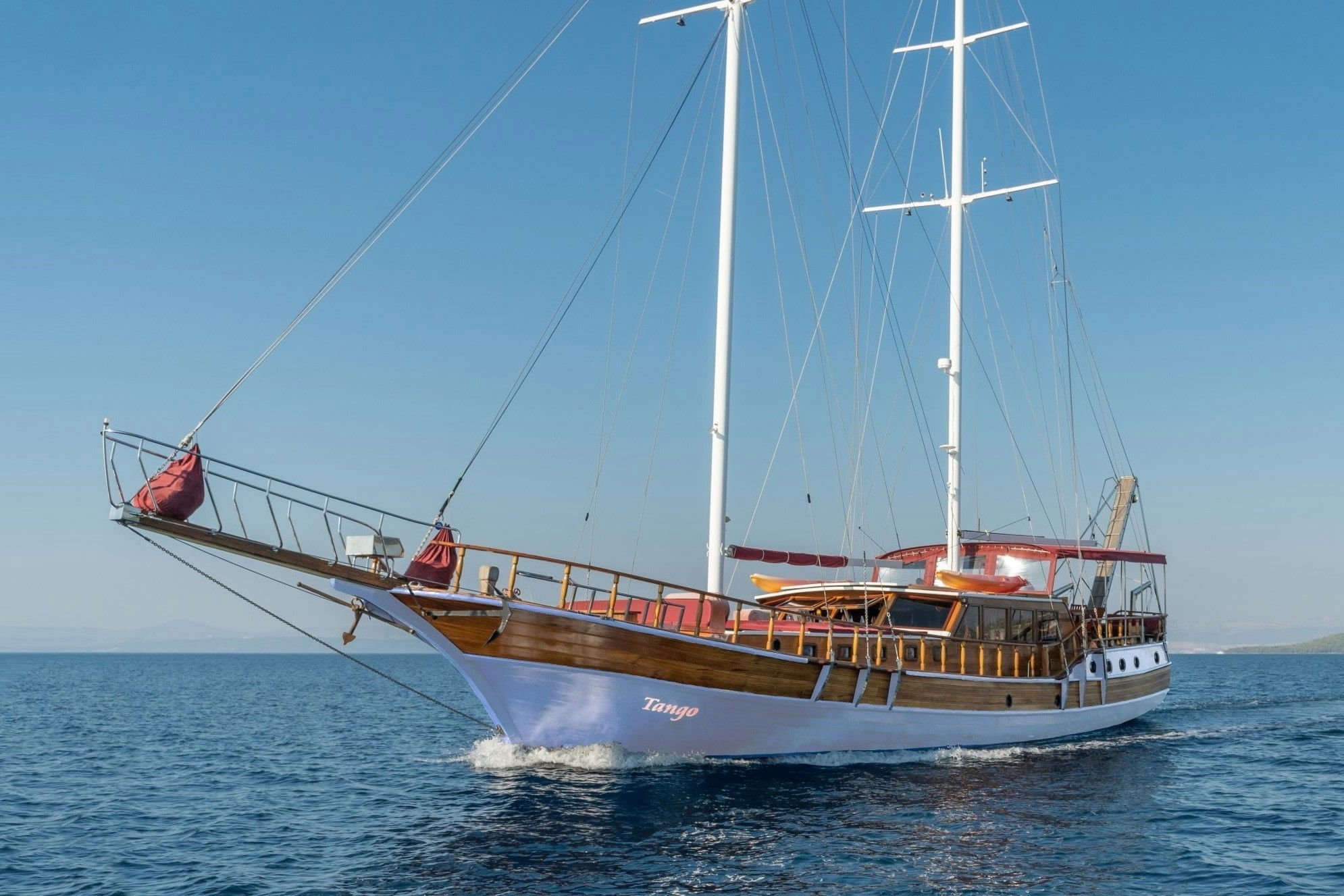 001 Gulet TANGO front white min