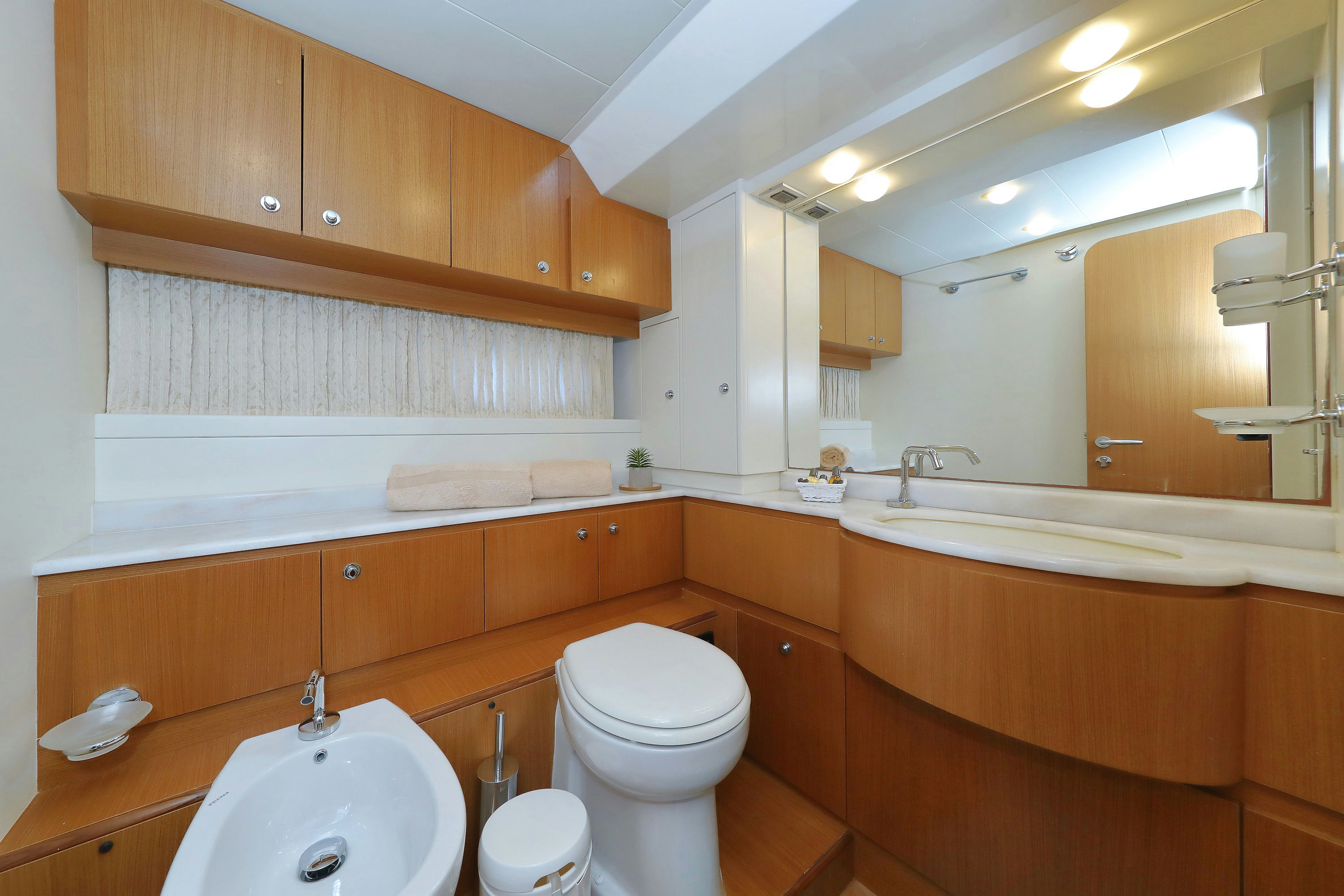 Interior FERRETTI 681 image 27