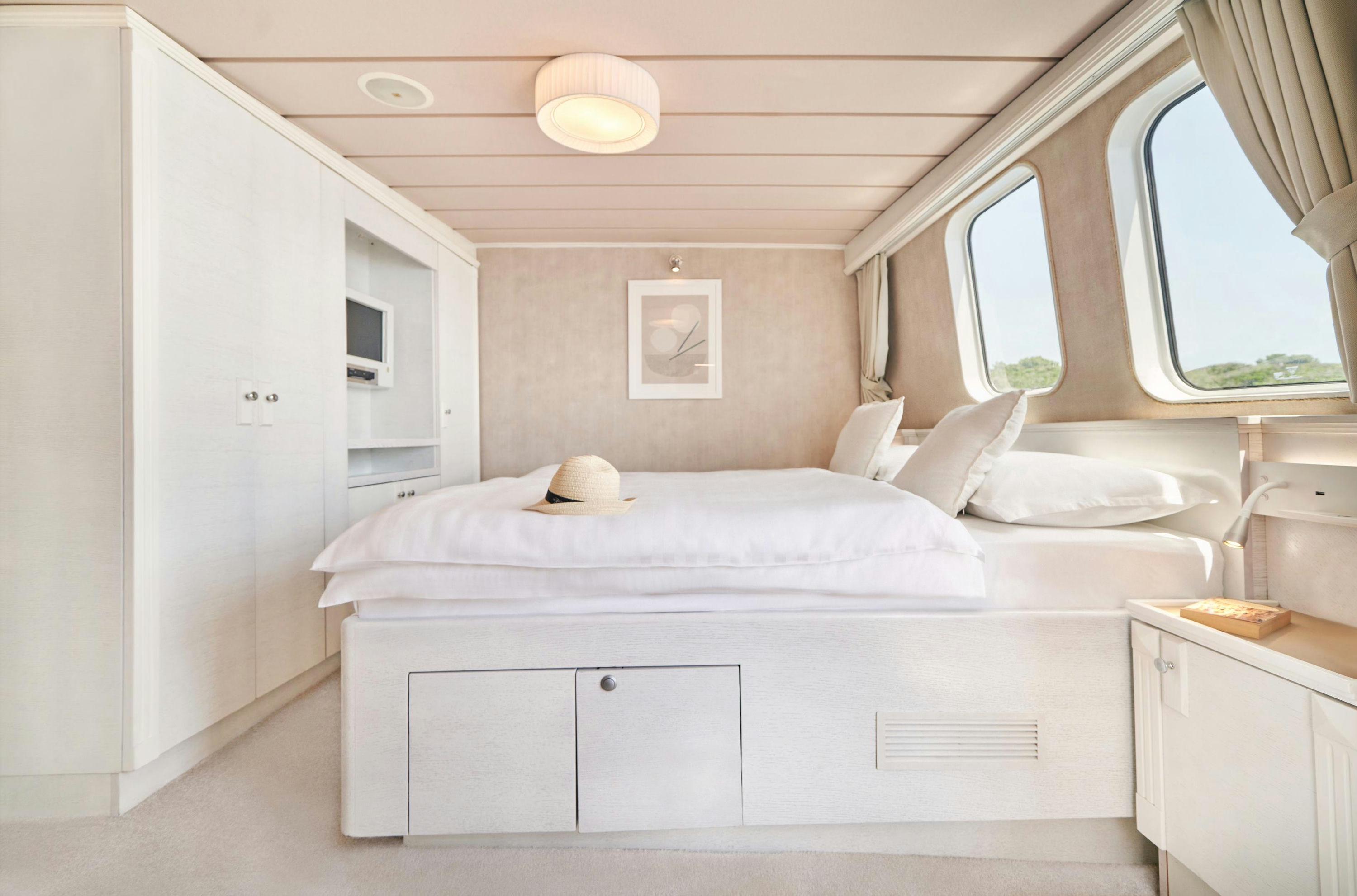 Interior LA PERLA image 21