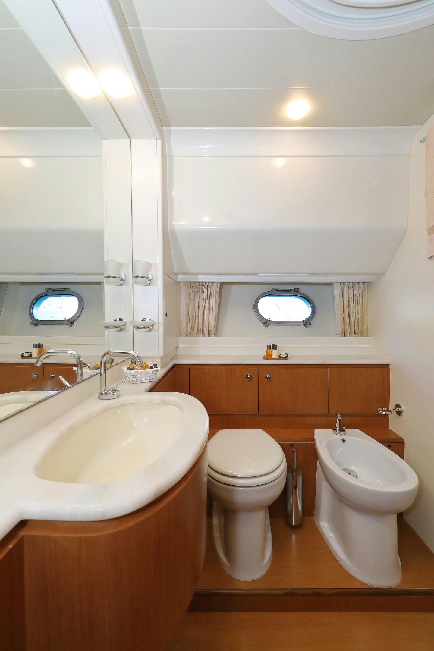 Interior Ferretti 681 image 25