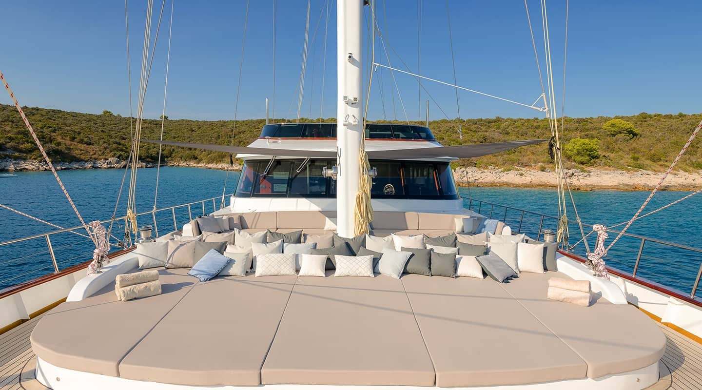Gulet dubrovnik Sitting area on Bow deck v1OHe0