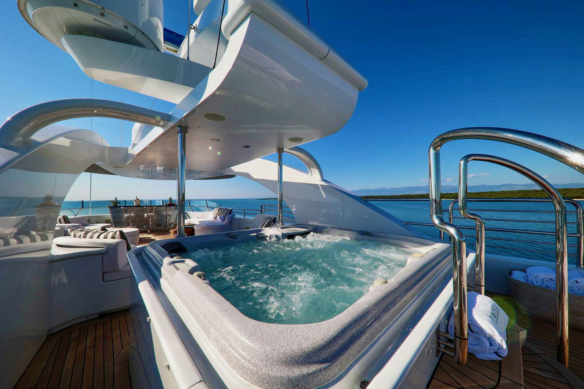 Yacht charter ALALYA flybridge jacuzzi1