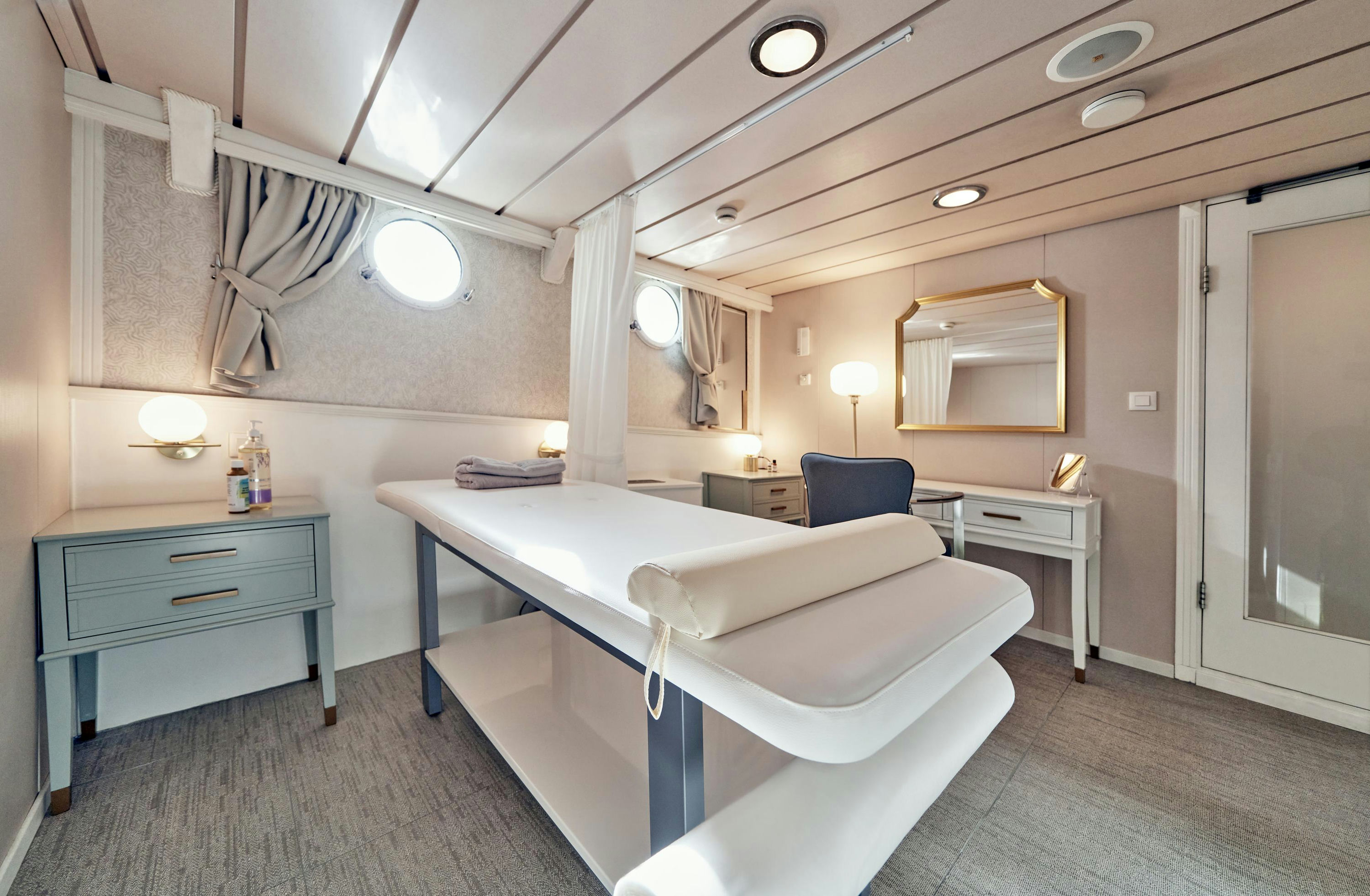 Interior LA PERLA image 33