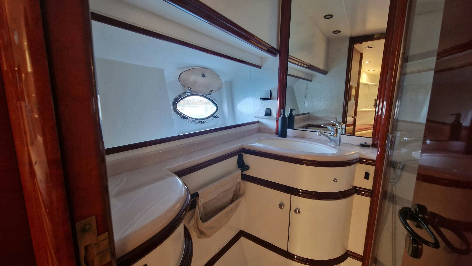 Interior Astondoa 46 Fly image 15