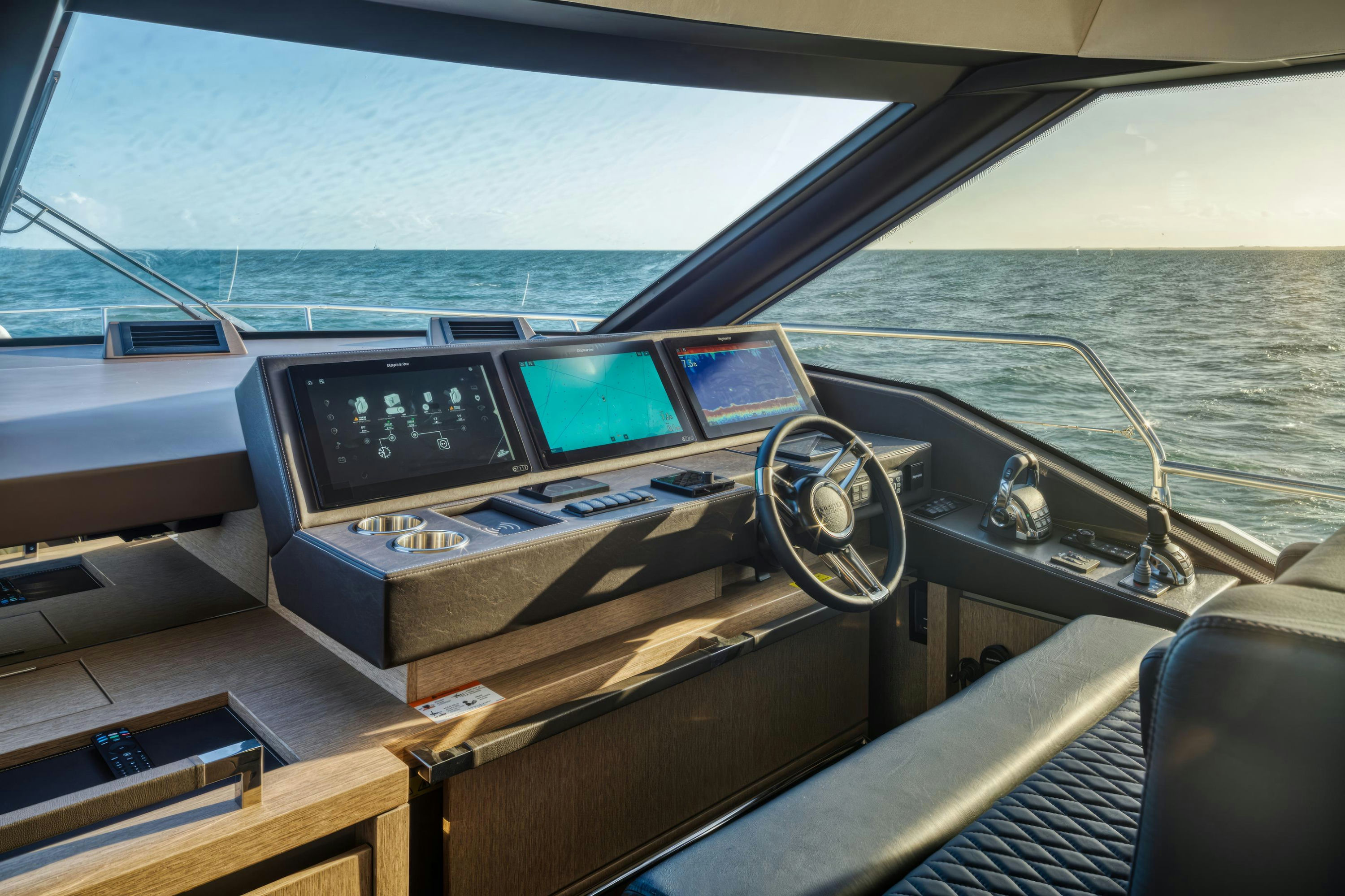 Interior Prestige 690 image 12