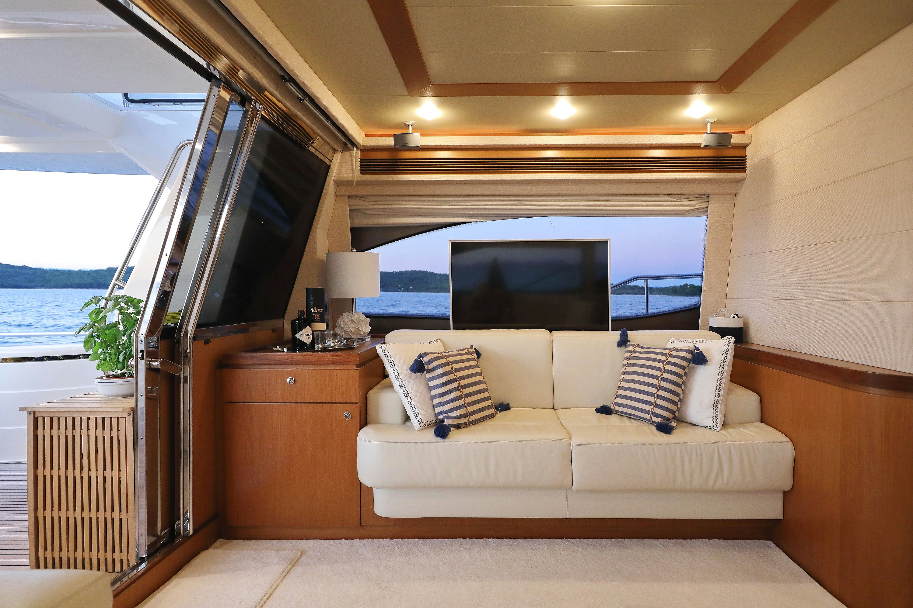 Interior Ferretti 681 image 17