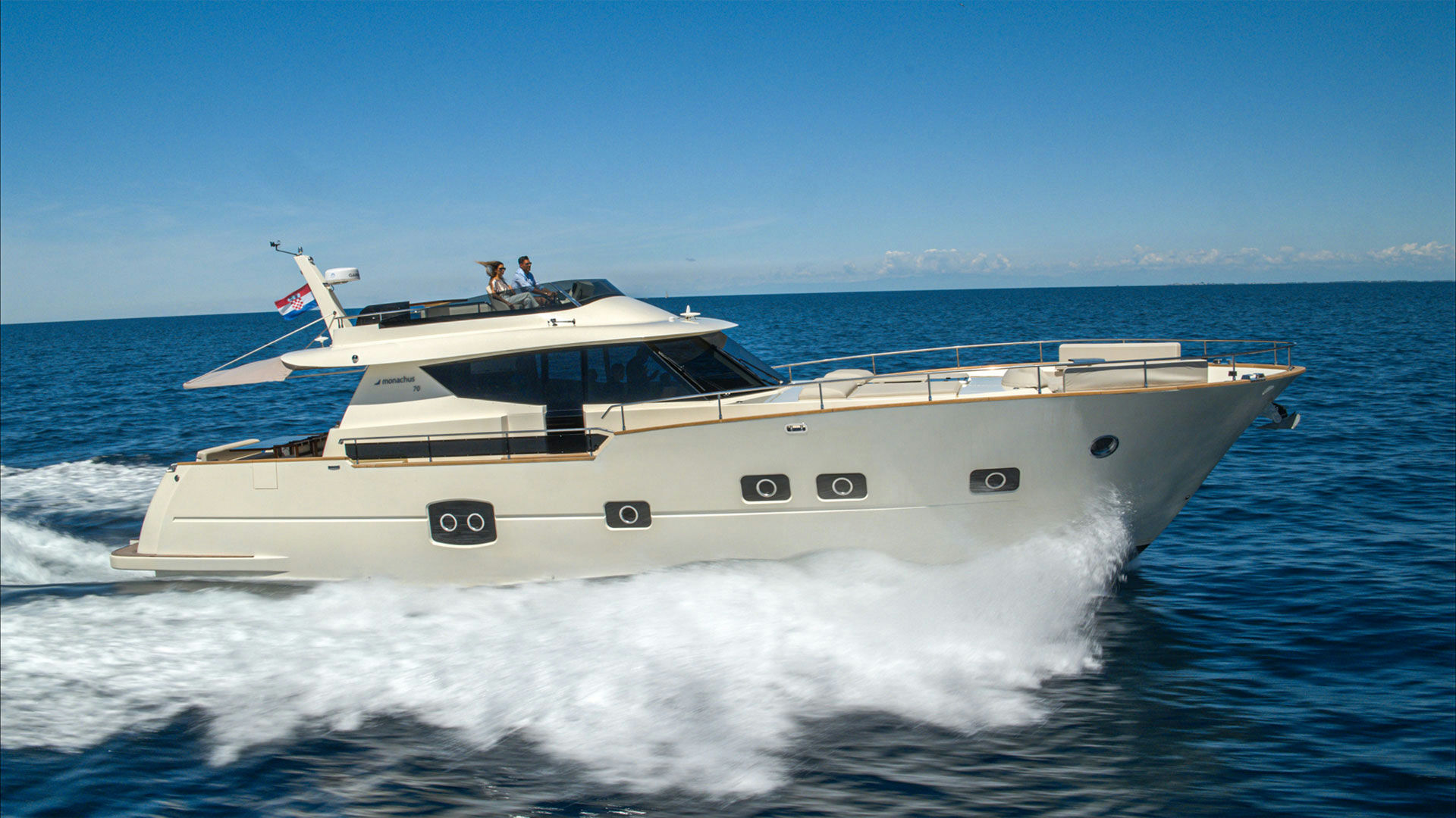 Exterior Monachus 70 Fly image 9