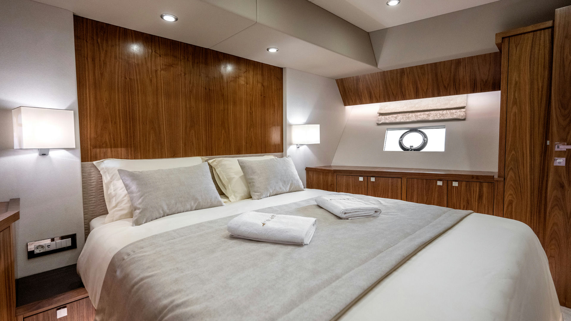 Interior Monachus 70 Fly image 14