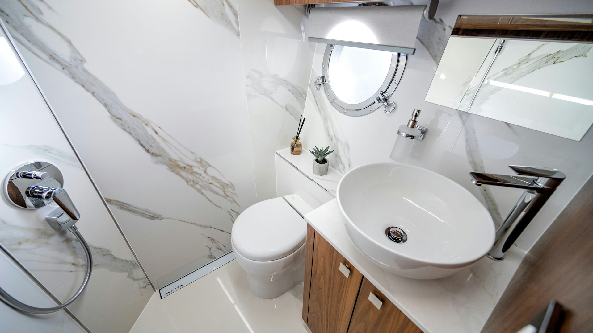 Interior Monachus 70 Fly image 18