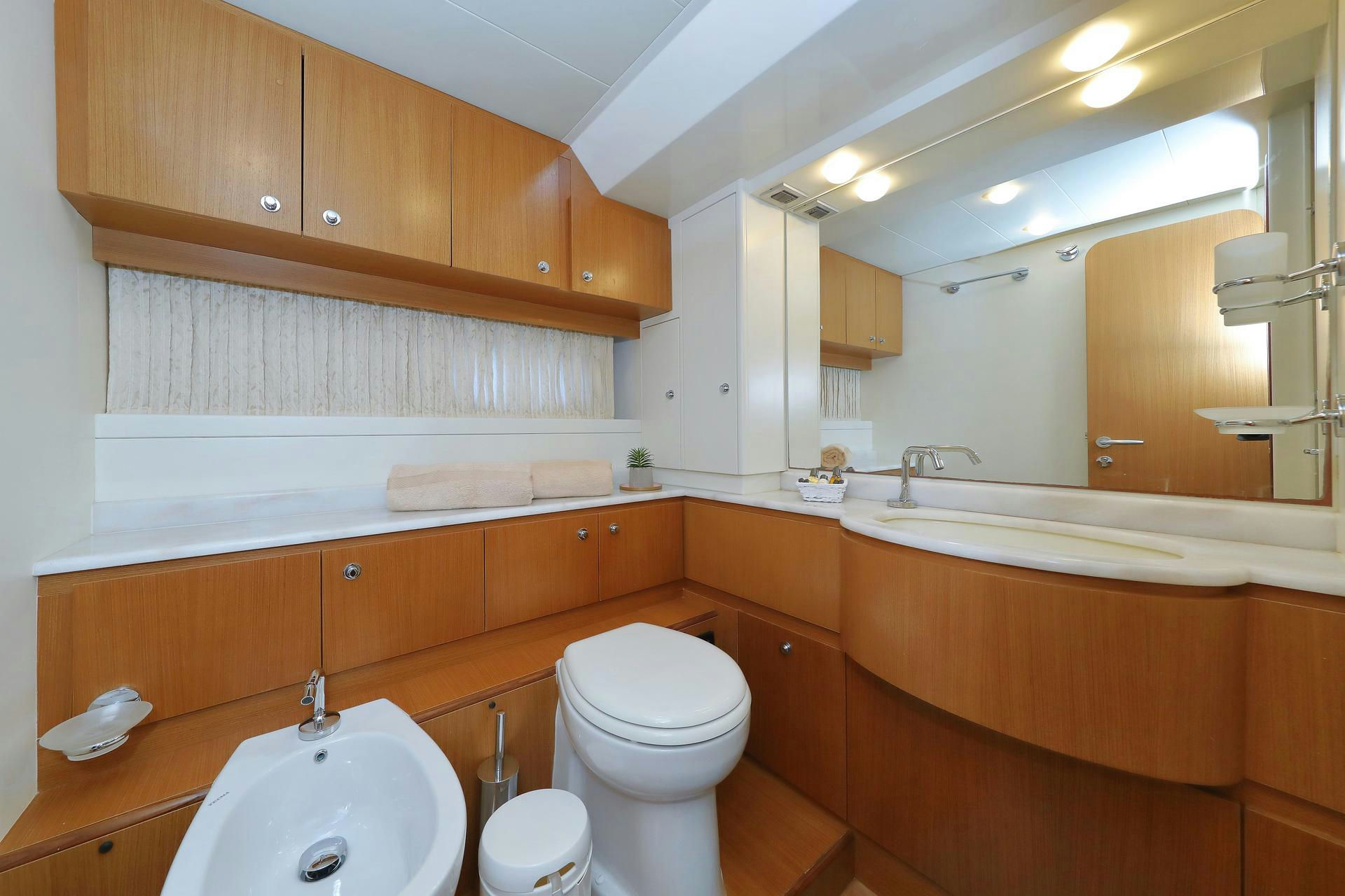 Interior Ferretti 681 image 27