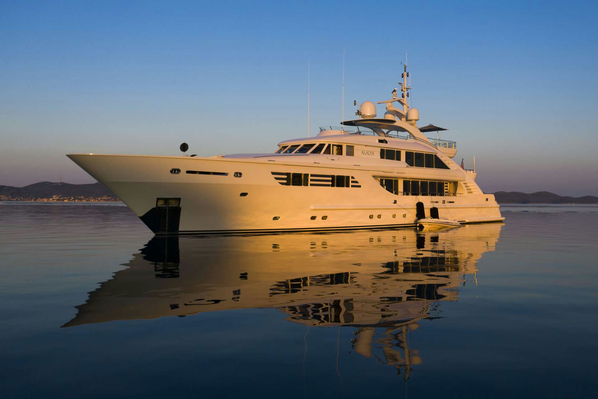 Exterior Isa Yacht 47 image 7