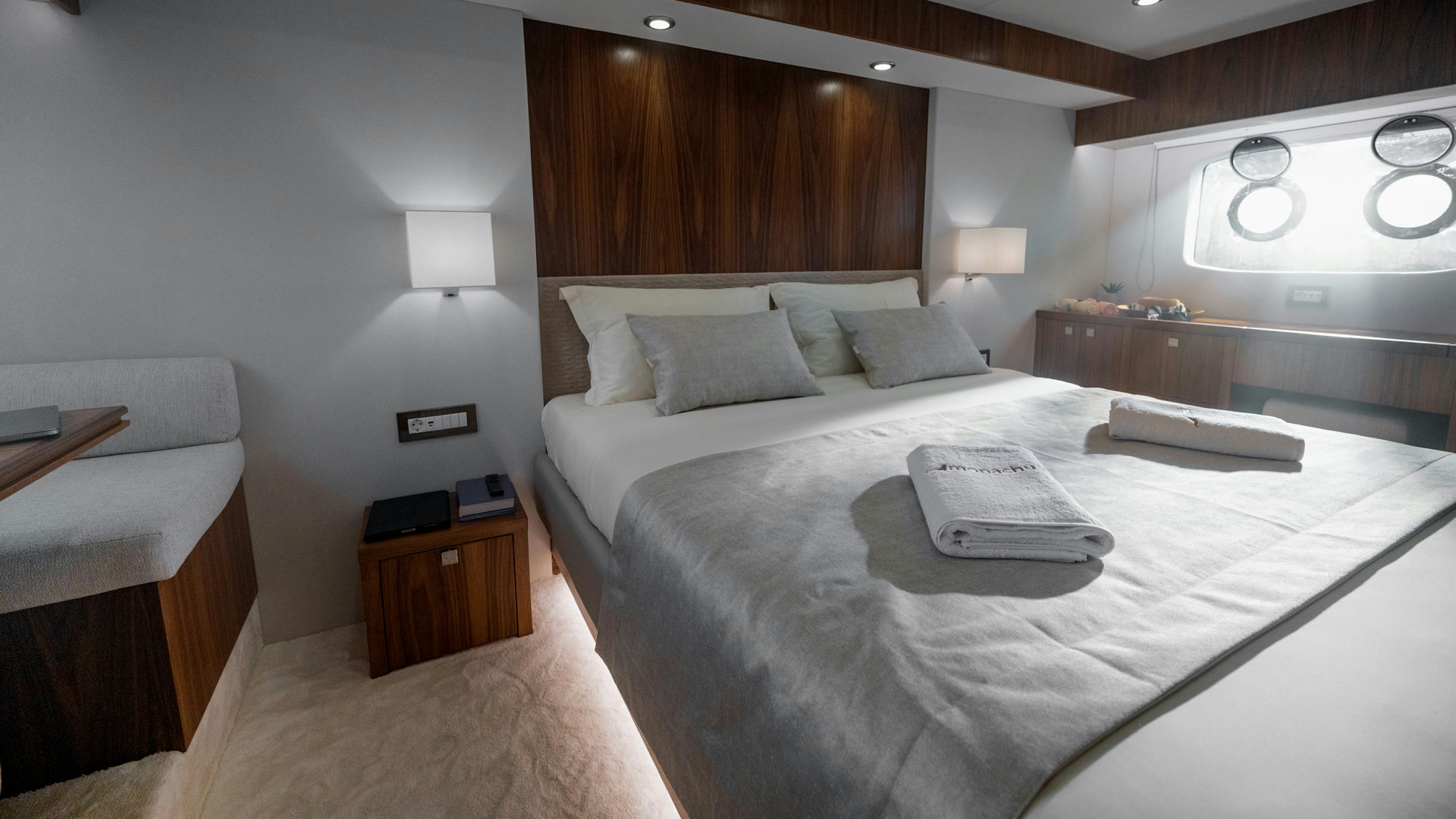Interior Monachus 70 Fly image 17